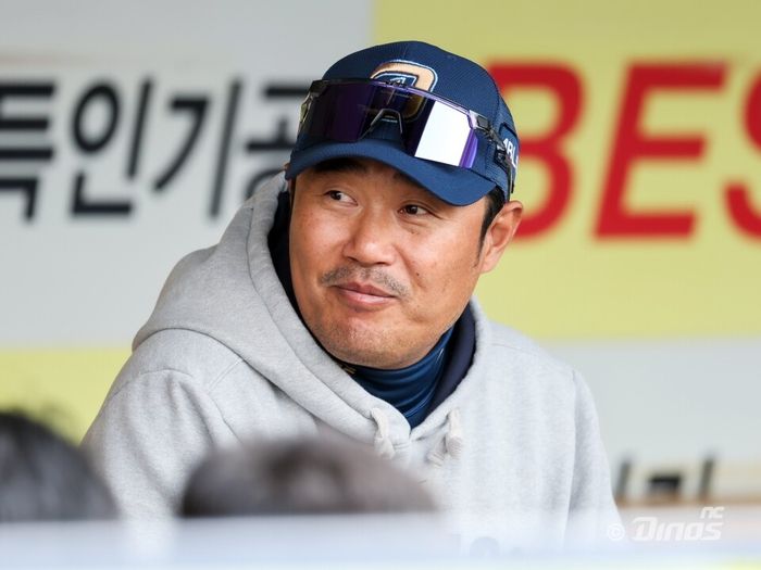 NC 이호준 감독이 25일 대구삼성라이온즈파크에서 열린 2025 KBO리그 정규시즌 삼성전을 더그아웃에서 지켜보고 있다. 사진 | NC 다이노스