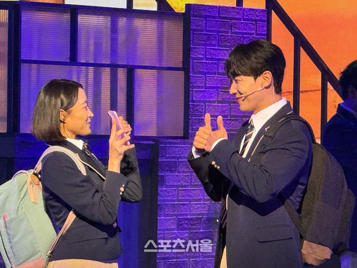 (왼쪽부터) 장민제와 이준이 19일 뮤지컬 ‘오늘밤, 세계에서 이 사랑이 사라진다 해도’ 프레스콜에서 대표 넘버 ‘세 가지 조건’을 시연하고 있다. 사진 | 표권향 기자 gioia@sportsseoul.com