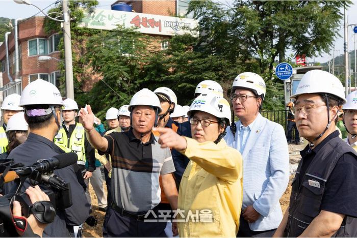 19일 오전 김동연 지사가 광명 신안산선 복구 현장에서 신안산선 복구 현장점검을 하고 있다. 제공=경기도