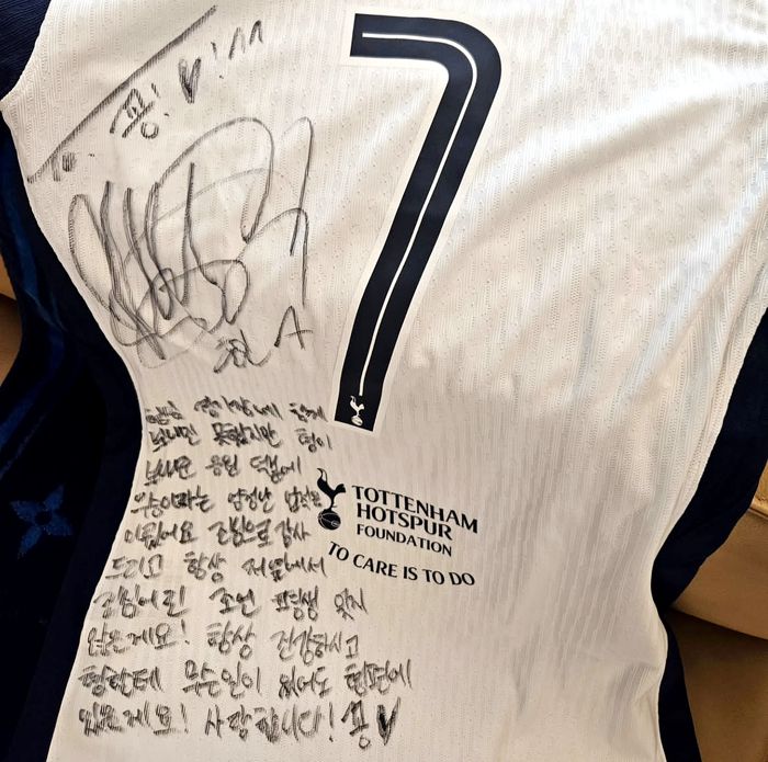 손흥민 사인 유니폼. 공유 인스타그램.