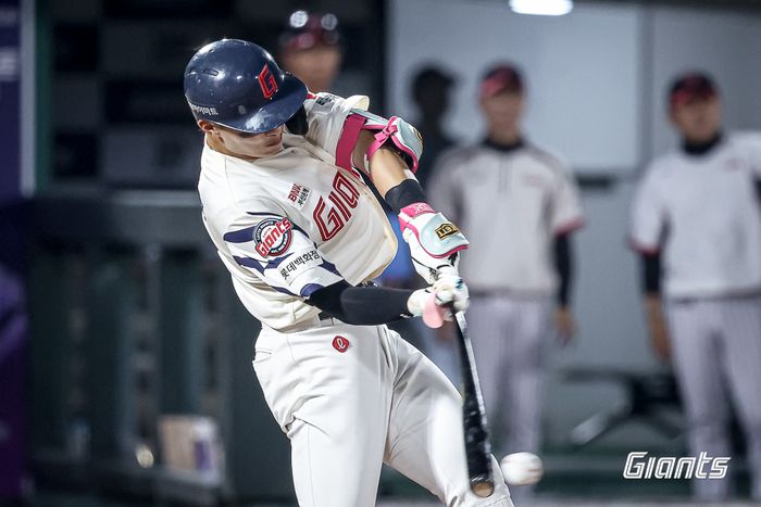 롯데 윤동희가 부산 사직구장에서 열린 2025 KBO리그 정규시즌 LG전서 안타를 치고 있다. 사진 | 롯데 자이언츠