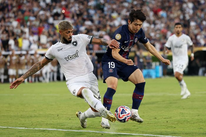 PSG의 이강인(오른쪽)이 20일(한국시간) 미국 캘리포니아주 패서디나의 로즈볼 스타디움에서 열린 2025 국제축구연맹(FIFA) 클럽월드컵 조별리그 B조 2차전 보타포구와 경기에서 후반 교체투입돼 상대와 볼경합하고 있다. 사진 | 패서디나=AFP연합뉴스