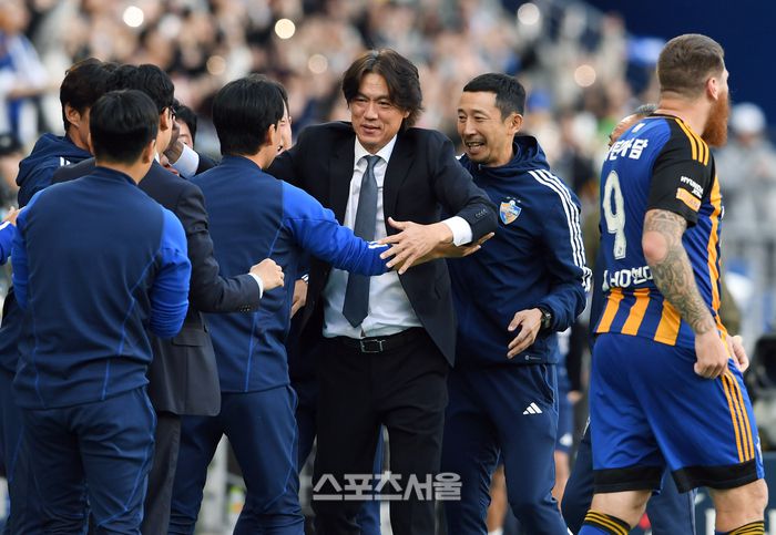 울산HD 사령탑 시절 홍명보 감독이 팀을 K리그1 2연패로 이끈 뒤 코치진과 얼싸안고 있다.