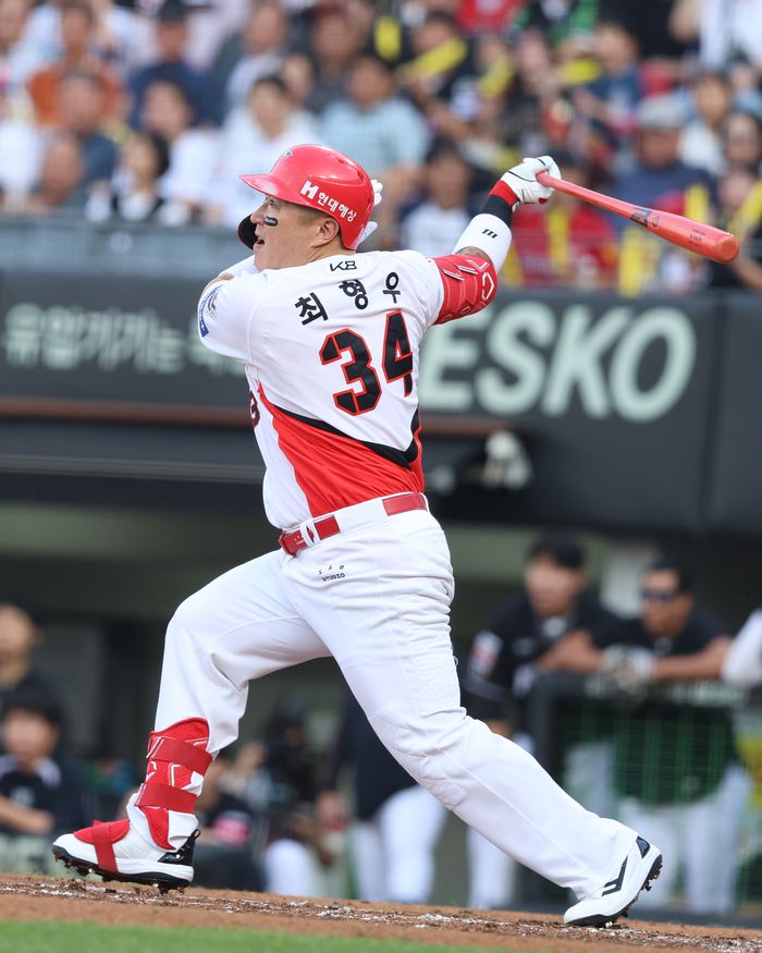 KIA 최형우가 17일 광주-기아 챔피언스 필드에서 열린 2025 KBO리그 KT전에서 적시타를 치고 있다. 사진 | KIA 타이거즈