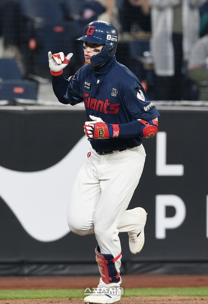 롯데 윤동희가 2일 대전 한화생명 볼파크에서 열린 2025 KBO리그 한화와 경기에서 2회초 솔로포를 때린 후 베이스를 돌고 있다. 대전 | 박진업 기자 upanddup@sportsseoul.com