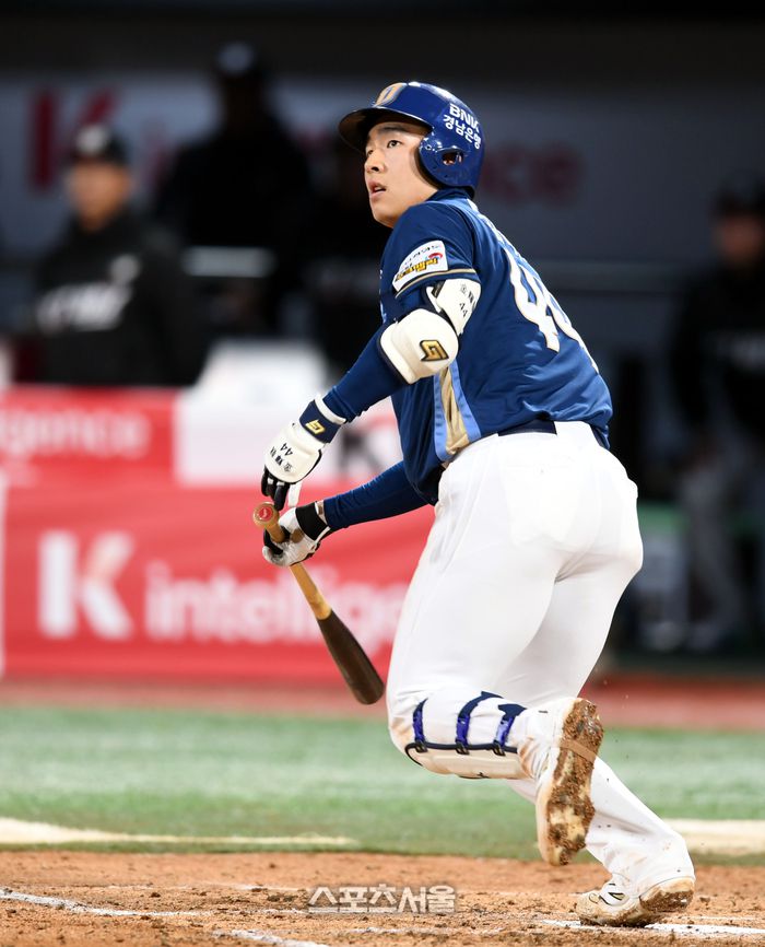 NC 김휘집이 9일 수원 KT위즈파크에서 열린 2025 KBO 리그 KT와 경기 8회초 1사1루 파울타구를 바라보고 있다. 수원 | 최승섭기자 thunder@sportsseoul.com