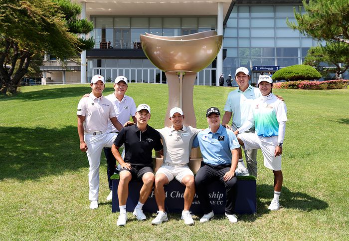 (왼쪽부터) 김준성 문도엽 황중곤 최승빈 전가람 이원준 김성현이 대회장에 설치된 대형트로피 앞에서 사진 촬영을 하고 있다. 사진 | KPGA