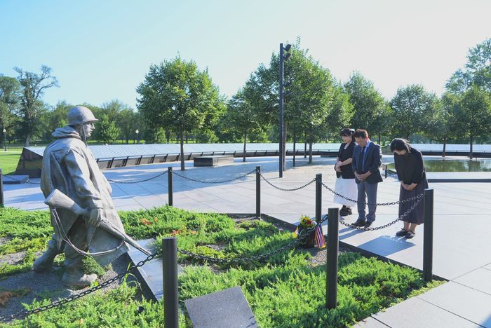 육동한 춘천시장이 20일(현지시간) 워싱턴 D.C. 내셔널 몰에 위치한 한국전쟁 참전용사 기념비 앞에서 묵념하며 희생을 기리고 있다.  사진|춘천시청