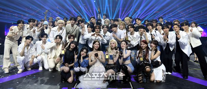 21일 인천 인스파이어 아레나에서 열린 제34회 서울가요대상 수상자들이 기념촬영을 하고 있다. 2025. 6. 21.인천 | 최승섭기자 thunder@sportsseoul.com