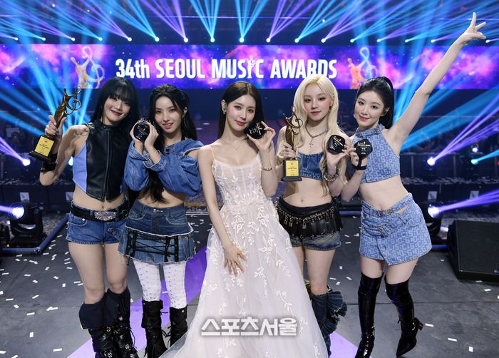 아이들이 21일 인천 인스파이어 아레나에서 열린 제34회 서울가요대상에서 대상을 수상한 후 포즈를 취하고 있다. 2025. 6. 21.인천 | 최승섭기자 thunder@sportsseoul.com