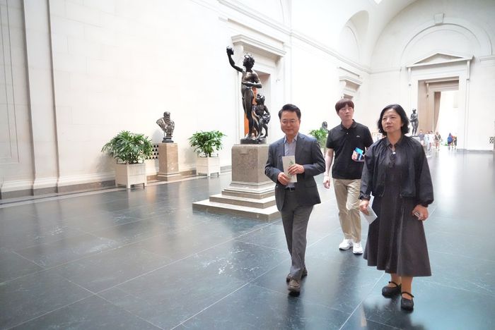육동한 춘천시장이 20일(현지시간) 워싱턴 D.C.의 국립미술관을 찾아 내부전시를 둘러보고 있다.  사진|춘천시청