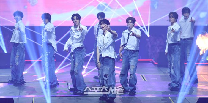 크래비티가 21일 인천 인스파이어 아레나에서 열린 제34회 서울가요대상에서 공연을 하고 있다. 인천 | 최승섭기자 thunder@sportsseoul.com