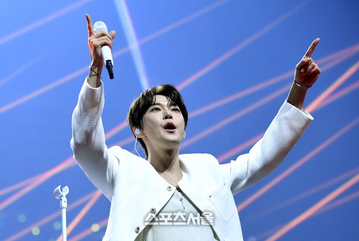 NCT 도영이 21일 오후 인천 중구 인스파이어 아레나에서 열린 제34회 ‘서울가요대상’에서 오프닝 무대를 꾸미고 있다. 인천 | 박진업 기자 upandup@sportsseoul.com
