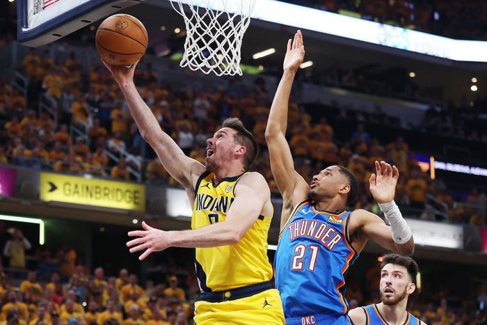 인디애나 T.J.맥코넬이 20일(한국시간) 미국 인디애나주 인디애나폴리스 게인브릿지 필드하우스에서 열린 2025 NBA 파이널 6차전서 레이업 슛을 시도하고 있다. 사진 | AFP 연합뉴스