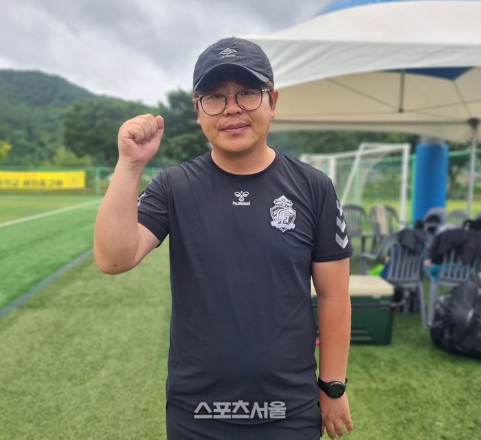 경남로봇고 조승제 감독이 20일 본지와 인터뷰 후 포즈를 취하고 있다. 사진 | 합천=박준범기자