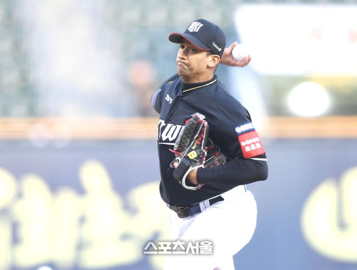 KT 선발투수 쿠에바스가 투구에 임하고 있다. 잠실 | 최승섭기자 thunder@sportsseoul.com