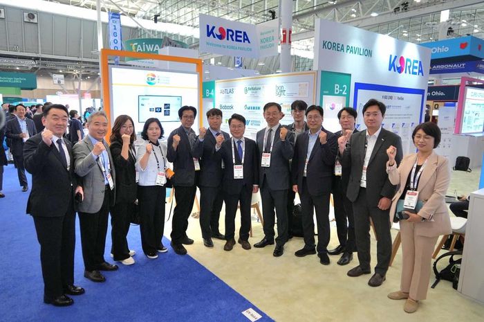 육동한 춘천시장과 춘천시 대표단이 16일 (현지 시간) 미국 보스턴에서 열린 ‘BIO USA 2025’ 전시회를 참가해 기념 촬영을 하고 있다. 사진|춘천시청