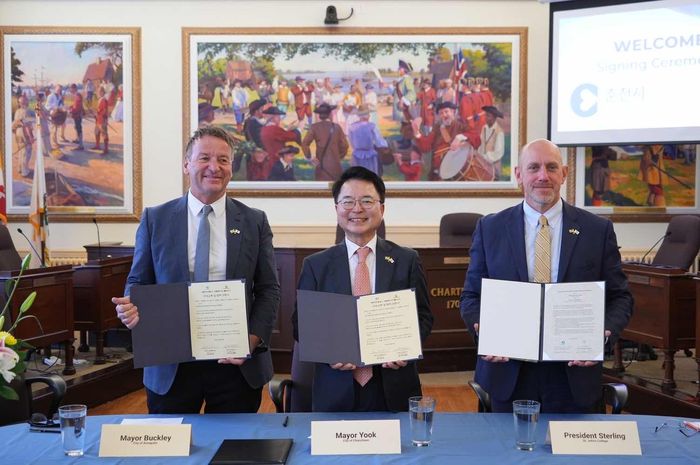 육동한(사진 가운데) 춘천시장과 개빈 버클리(Gavin Buckley․사진 왼쪽) 아나폴리스 시장, 월터 스털링(J. Walter Sterling․사진 오른쪽) 세인트존스대학 총장이 18일(현지시간) 미국 아나폴리스 시청에서 각각 교류 의향 협약서와 교육협력 업무협약을 체결하고 기념사진을 찍고 있다.  사진|춘천시청