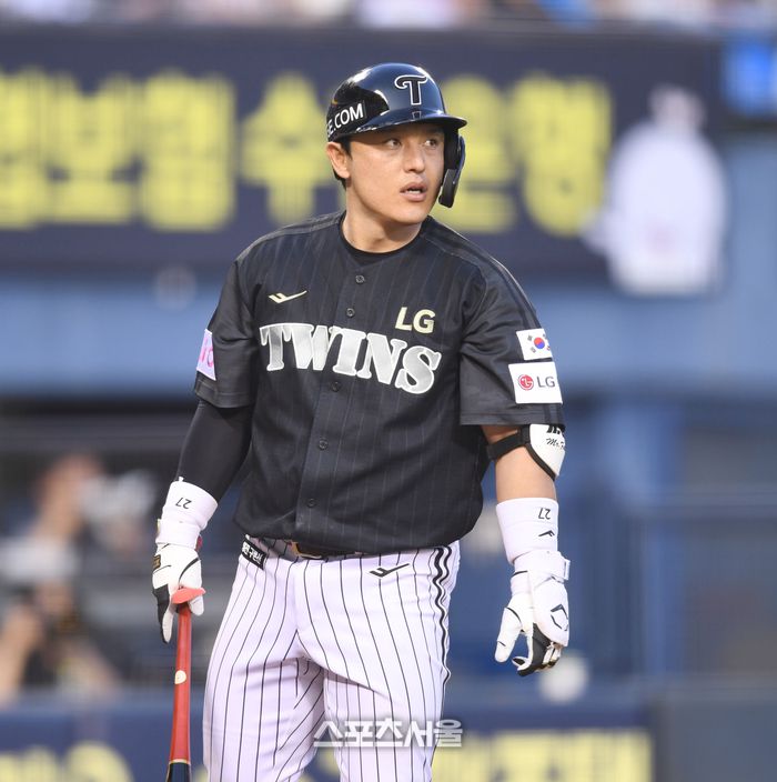 LG 박동원이 17일 서울 잠실구장에서 열린 2025 KBO리그 NC와 경기 4회말 파울타구를 쳐다보며 아쉬워하고 있다. 잠실 | 최승섭기자 thunder@sportsseoul.com