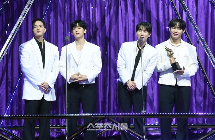 비투비(BTOB)가 21일 오후 인천 중구 인스파이어 아레나에서 열린 제34회 ‘서울가요대상’에서 K팝 특별상을 수상한 뒤 소감을 밝히고 있다. 2025. 6. 21. 인천 | 박진업 기자 upandup@sportsseoul.com