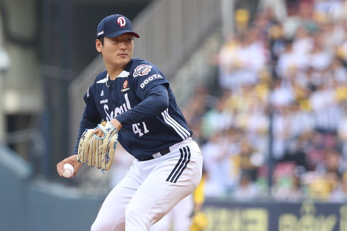 두산 곽빈이 21일 서울 잠실구장에서 열린 2025 KBO리그 정규시즌 LG전서 역투하고 있다. 사진 | 두산 베어스
