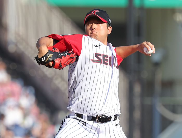 송승기가 투구에 임하고 있다. 사진 | 연합뉴스