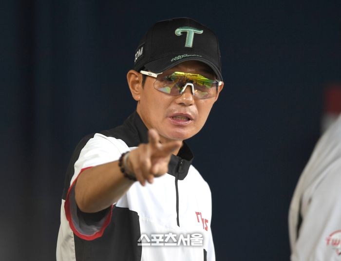 LG 염경엽 감독이 17일 잠실구장에서 열린 2025 KBO리그 NC와 경기 도중 선수들에게 지시하고 있다. 잠실 | 최승섭기자 thunder@sportsseoul.com