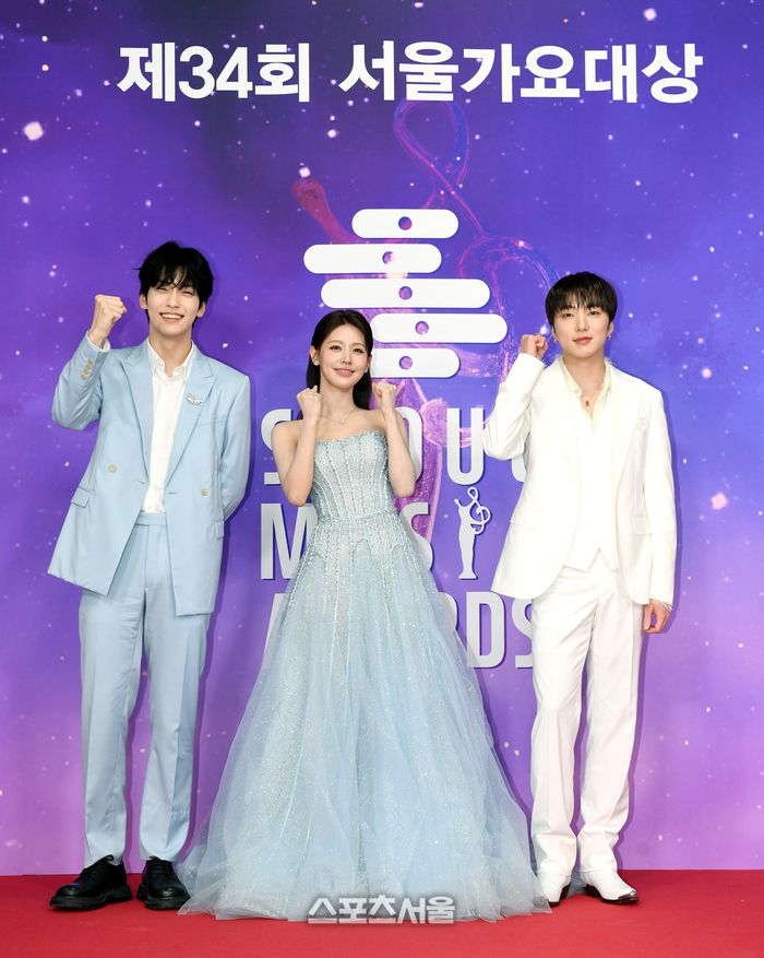 투모로우바이투게더(TXT) 수빈(왼쪽)과 아이들 미연(가운데),  위너 강승윤이 21일 오후 인천 중구 인스파이어 아레나에서 열린 제34회 ‘서울가요대상’ 레드카펫에서 취재진을 향해 포즈를 취하고 있다. 세 사람은 서울가요대상의 메인 MC를 맡았다. 2025. 6. 21. 인천 | 박진업 기자 upandup@sportsseoul.com