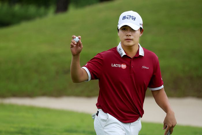 김민규가 21일 열린 KPGA 선수권 3라운드 9번홀에서 버디 퍼팅에 성공한 후 갤러리들에게 손 인사를 하고 있다. 사진 | KPGA