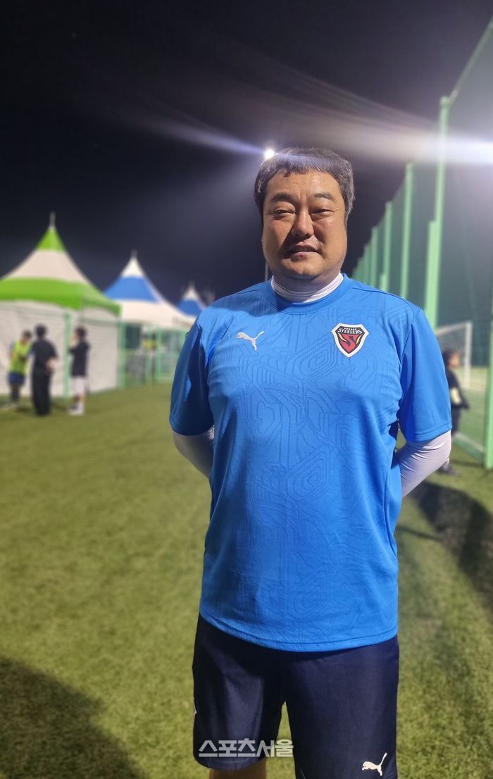 포항여전고 허문곤 감독이 22일 본지와 인터뷰 후 포즈를 취하고 있다. 사진 | 합천=박준범기자