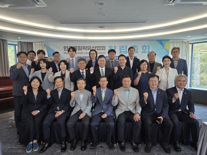 한국올림픽유산협회 창립총회에 참가한 조현재 초대회장 등 관계자들이 행사후 기념촬영을 하고 있다. 제공|협회