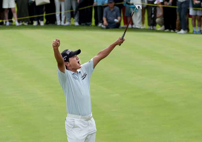 옥태훈이 22일 ‘제68회 KPGA 선수권대회’ 최종 라운드 18번홀에서 파로 마무리하며 우승 세리머니를 하고 있다. 사진 | KPGA