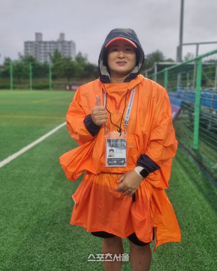 부산사하구아이파크U12WFC 정수진 감독이 21일 본지와 인터뷰 후 포즈를 취하고 있다. 사진 | 합천=박준범기자