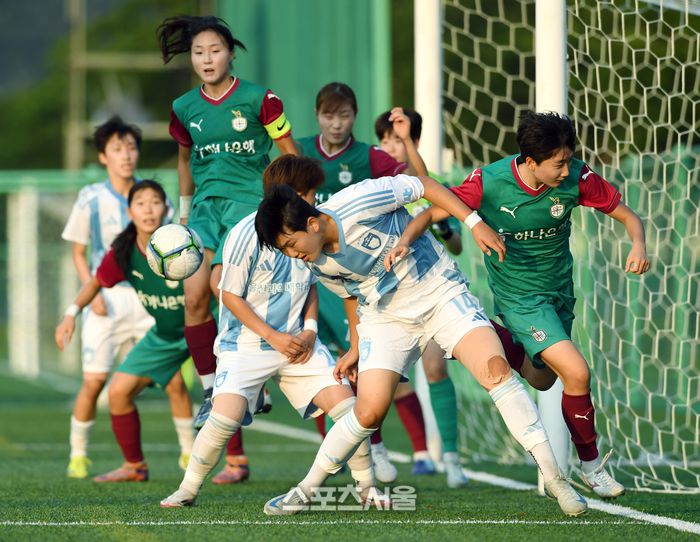 23일 경남 합천에서 열린 ‘2025 스포츠케이션 명품도시 합천에서 펼쳐지는 제33회 여왕기 전국여자축구대회’ 대학부 울산과학대와 대전대덕대와 경기에서 양팀 선수들이 혼전을 벌이고 있다. 2025. 6. 23.합천 | 박진업 기자 upandup@sportsseoul.com