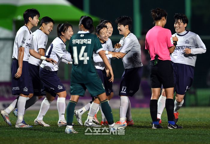 경북 대경대 전유미(가운데)가 23일 경남 합천에서 열린 ‘2025 스포츠케이션 명품도시 합천에서 펼쳐지는 제33회 여왕기 전국여자축구대회’ 대학부 경북 위덕대와 경기에서 선제골을 넣고 동료들과 함께 기뻐하고 있다. 2025. 6. 23.합천 | 박진업 기자 upandup@sportsseoul.com