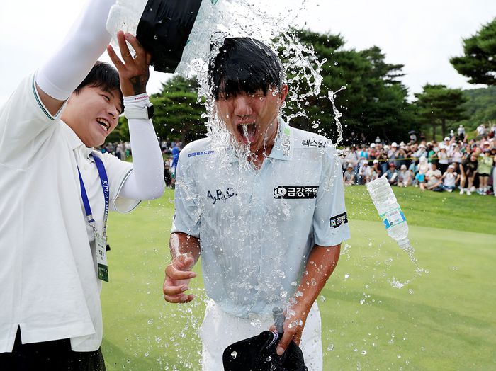 옥태훈이 22일 ‘제68회 KPGA 선수권대회’에서 우승한 후 동료들로부터 축하 물세레를 받고 있다. 사진 | KPGA