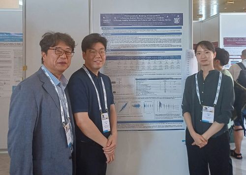 지난 3일 그리스에서 개최된 2025 PAGE 학회에서  엔블로 약동학 모델링 연구결과를 발표한 서울대학교병원 임상약리학과 연구팀. 왼쪽부터 서울대학교 임상약리학과 장인진 교수, 연구원 김현철·김윤진. 사진 | 대웅제약