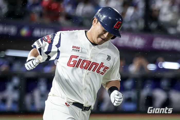 롯데 정훈이 20일 부산 사직구장에서 열린 2025 KBO리그 정규시즌 삼성전 8회말 솔로 홈런을 치고 베이스를 돌고 있다. 사진 | 롯데 자이언츠