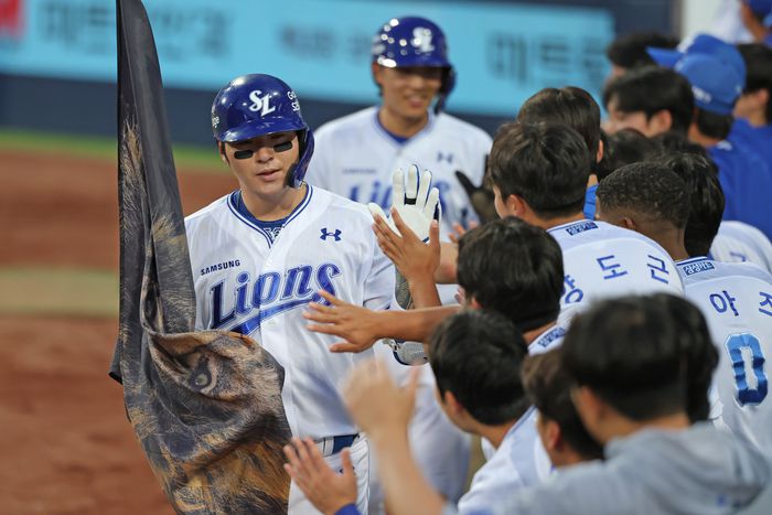 삼성 박병호가 19일 대구삼성라이온즈파크에서 열린 2025 KBO리그 두산전에서 홈런을 치고 더그아웃에 들어와 동료들과 하이파이브하고 있다. 사진 | 삼성 라이온즈