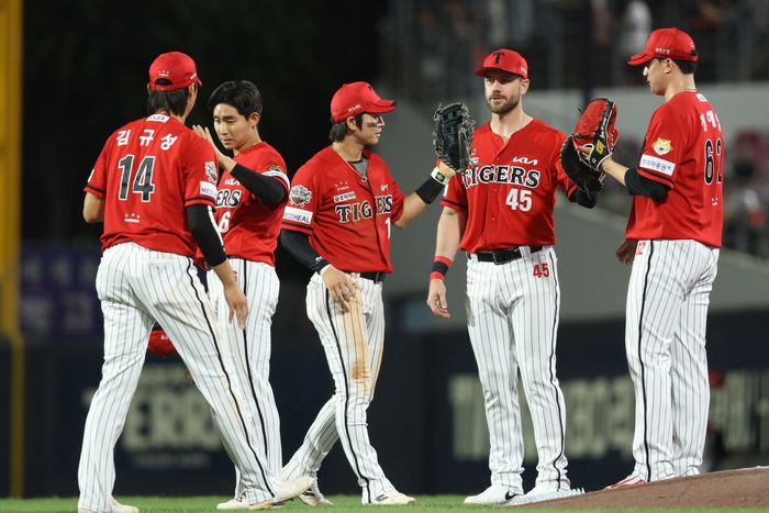 KIA 선수단이 11일 광주-기아 챔피언스 필드에서 열린 2025 KBO리그 정규시즌 삼성전 승리 후 자축하고 있다. 사진 | KIA 타이거즈