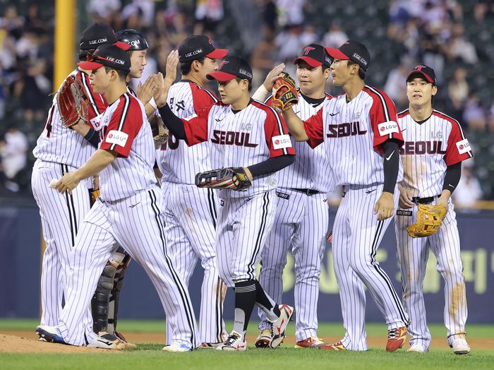 LG가 22일 서울 잠실구장에서 열린 2025 KBO리그 정규시즌 두산전 승리 후 하이파이브하고 있다. 사진 | 연합뉴스