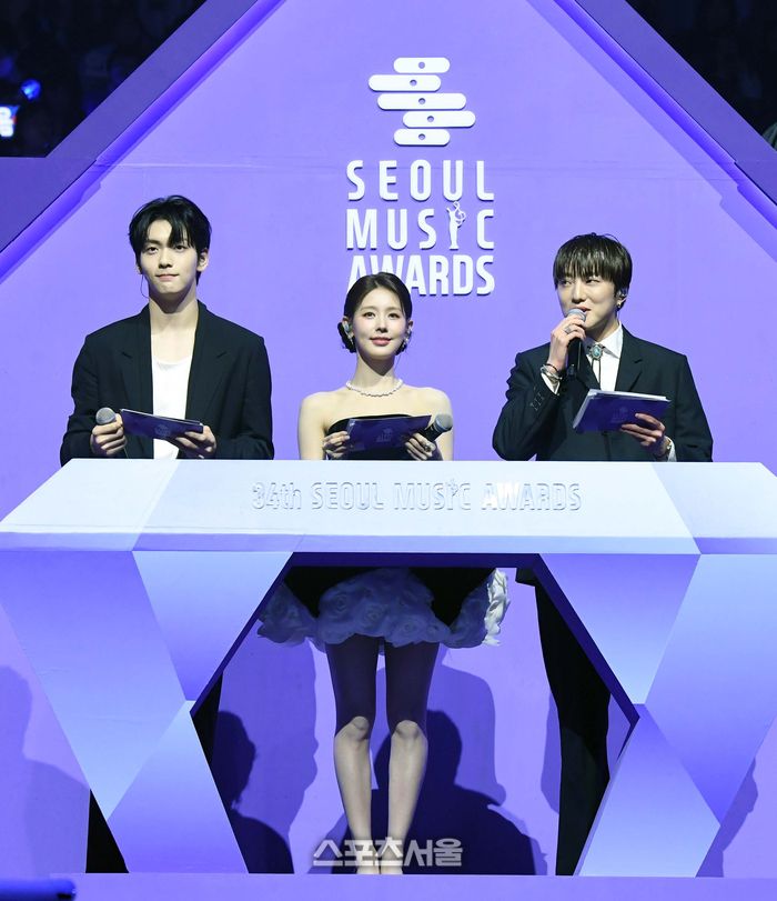 투모로우바이투게더(TXT) 수빈(왼쪽)과 아이들 미연(가운데), 위너 강승윤이 21일 오후 인천 중구 인스파이어 아레나에서 열린 제34회 ‘서울가요대상’에서 MC를 맡아 시상식을 진행하고 있다. 인천 | 박진업 기자 upandup@sportsseoul.com