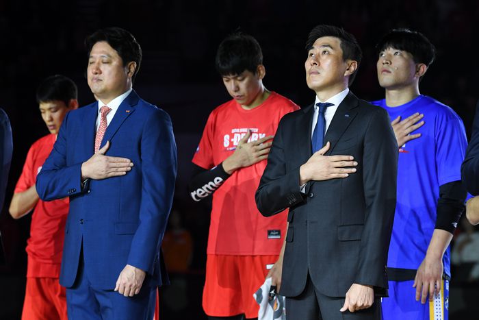 KT 문경은 감독(왼쪽)과 KCC 이상민 감독(오른쪽)의 모습. 사진 | KBL