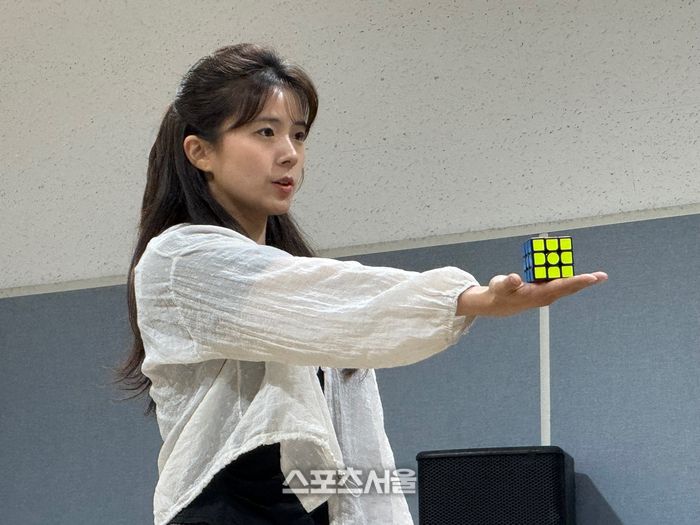 권슬아가 24일 연극 ‘렛미인’ 연습실 프레스콜에서 주요 장면을 시연하고 있다. 사진 | 표권향 기자 gioia@sportsseoul.com