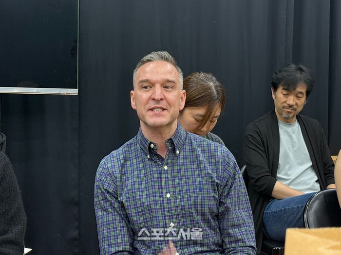 연극 ‘렛미인’ 루크 커너핸 해외협력 연출이 24일 연습실 프레스콜에서 작품과 배우들의 강점을 소개하고 있다. 사진 | 표권향 기자 gioia@sportsseoul.com