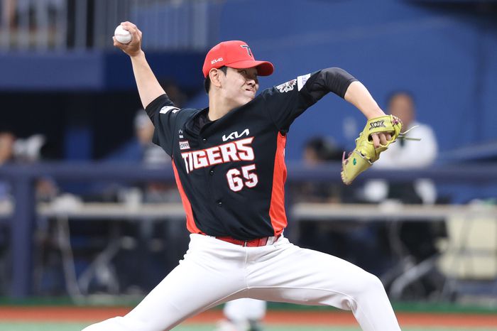 KIA 성영탁이 24일 서울 고척스카이돔에서 열린 2025 KBO리그 정규시즌 키움전에 등판해 공을 던지고 있다. 사진 | KIA 타이거즈