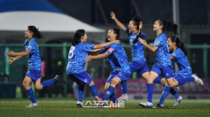 충북 충주예성여중 선수들이 25일 경남 합천에서 열린 ‘2025 스포츠케이션 명품도시 합천에서 펼쳐지는 제33회 여왕기 전국여자축구대회’ 중등부 경기 단월중과의 8강전 승부차기에서 승리하면서 기뻐하고 있다. 2025. 6. 25.합천 | 박진업 기자 upandup@sportsseoul.com