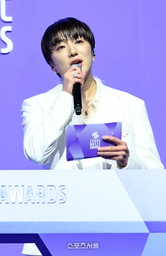 위너 강승윤이 21일 오후 인천 중구 인스파이어 아레나에서 열린 제34회 ‘서울가요대상’에서 시상식을 진행하고 있다. 강승윤은 투모로우바이투게더(TXT) 수빈, 아이들 미연과 함께 서울가요대상의 메인 MC를 맡았다. 인천 | 박진업 기자 upandup@sportsseoul.com