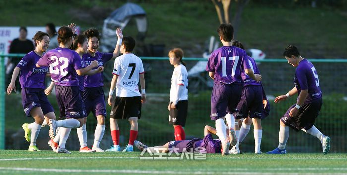 경북 대경대 유지민(가운데 아래)이 25일 경남 합천에서 열린 ‘2025 스포츠케이션 명품도시 합천에서 펼쳐지는 제33회 여왕기 전국여자축구대회’ 대학부 세종 고려대와의 경기에서 선제골을 넣자 동료들이 달려들며 함께 기뻐하고 있다. 2025. 6. 25.합천 | 박진업 기자 upandup@sportsseoul.com