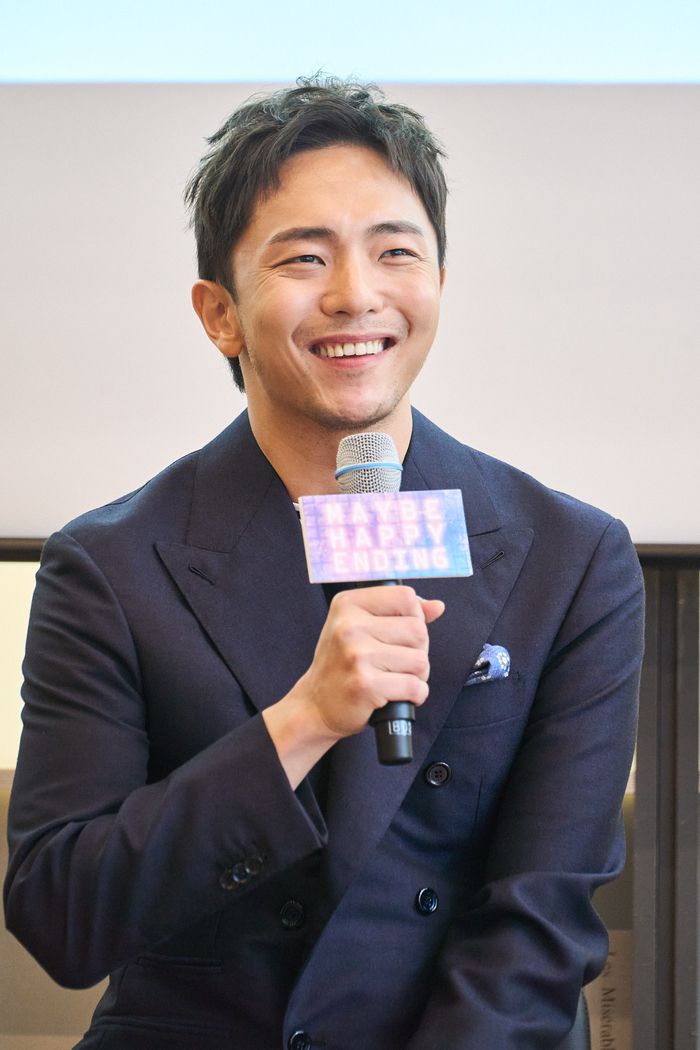 뮤지컬 ‘어쩌면 해피엔딩’ 박천휴 작가가 24일 제78회 토니어워즈 6관왕 기념 기자간담회에서 수상 소감을 전하고 있다. 사진 | NHN링크